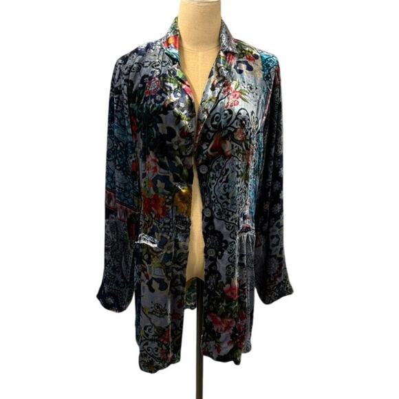 "JOHNNY WAS" Beautiful Velvett 3 Butt. Cardigan SZ M Floral Silk Blend Luxurious - Picture 2 of 11